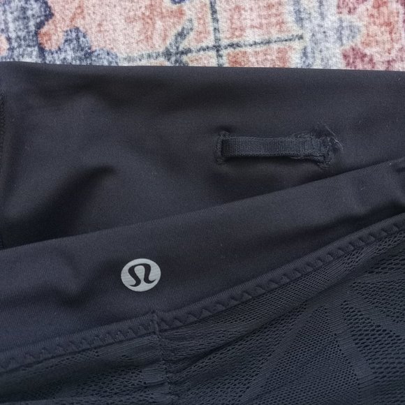 Lululemon Cropped Leggings with mesh details Sz 6 - Picture 7 of 9